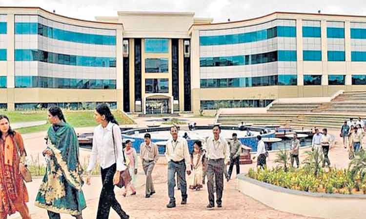 ఫ్రెషర్లకు పెద్దపీట