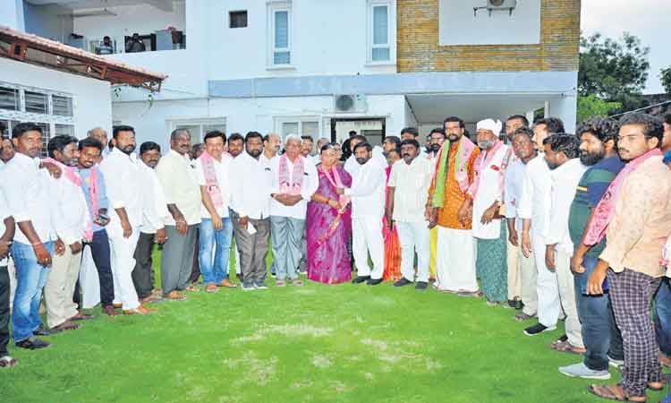 టీఆర్‌ఎస్‌లోకి చేరికల వెల్లువ
