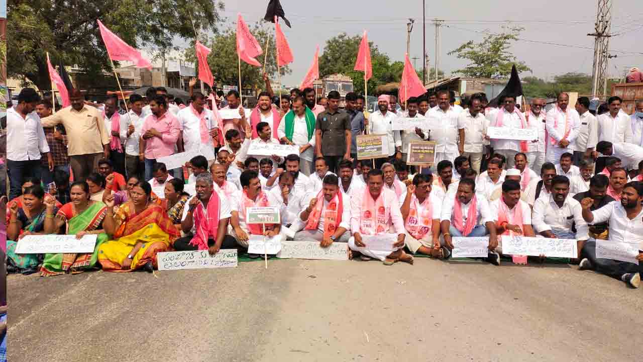 రాష్ట్రంలో జాతీయ ర‌హ‌దారుల‌పై టీఆర్ఎస్ పార్టీ రాస్తారోకో