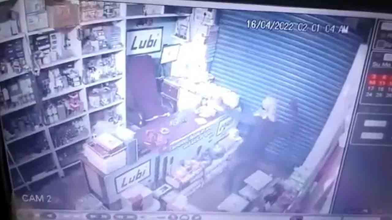 Viral Video: హార్డ్‌వేర్‌ షాపులో చోరీ… ఆనందంతో డ్యాన్స్‌ చేసిన దొంగ