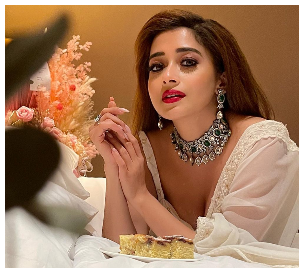 Tina Datta | వైట్ క‌ల‌ర్ శారీలో టీనా దత్తా అందాల విందు..