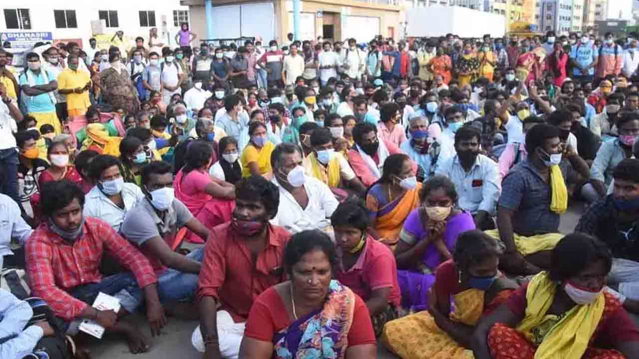 శ్రీవారి సర్వదర్శన టోకెన్ల జారీ కేంద్రం వద్ద తోపులాట