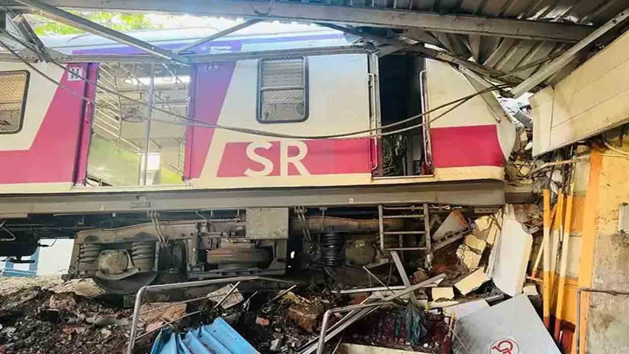 ప్లాట్‌ఫామ్‌పైకి దూసుకొచ్చిన రైలు.. పరుగులు పెట్టిన ప్రయాణీకులు