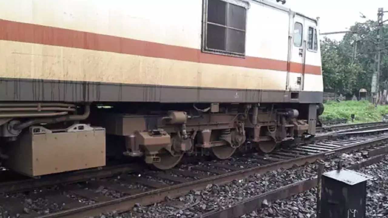 మహారాష్ట్రలో పట్టాలు తప్పిన ఎల్‌టీటీ-జయ్‌నగర్‌ రైలు..