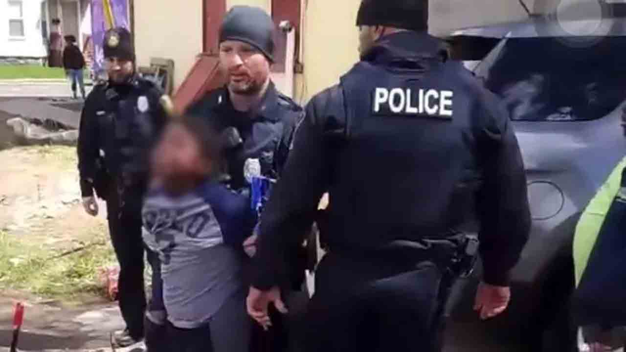 చిప్స్‌ ప్యాకెట్‌ చోరీ చేసిన నల్లజాతి బాలుడు… అమెరికా పోలీసులు చిత్రహింసలు