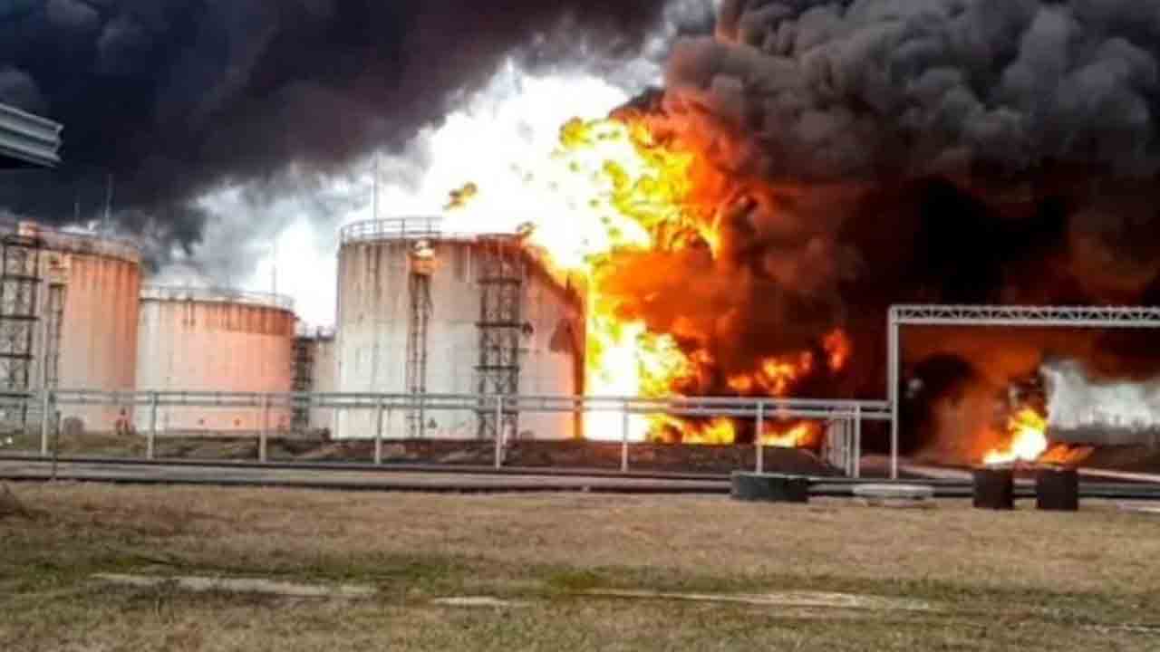 రష్యాపై ఉక్రెయిన్‌ తొలి వైమానిక దాడి… ఇంధన డిపోపై బాంబులు