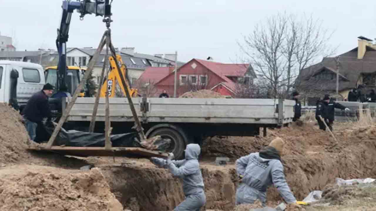 ఉక్రెయిన్‌లో సామూహిక సమాధుల నుంచి మృతదేహాల వెలికితీత