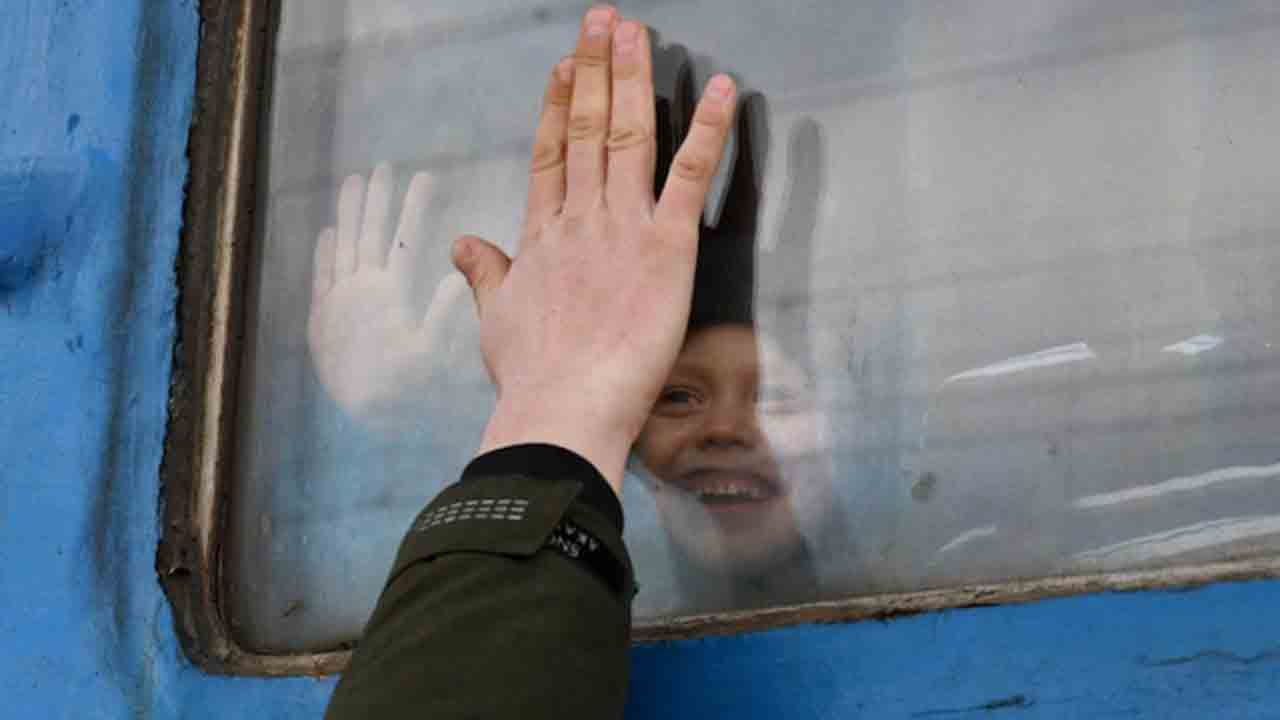 స్వర్గంలో కలుద్దాం… రష్యా దాడిలో మరణించిన తల్లికి ఉక్రెయిన్‌ చిన్నారి భావోద్వేగ లేఖ