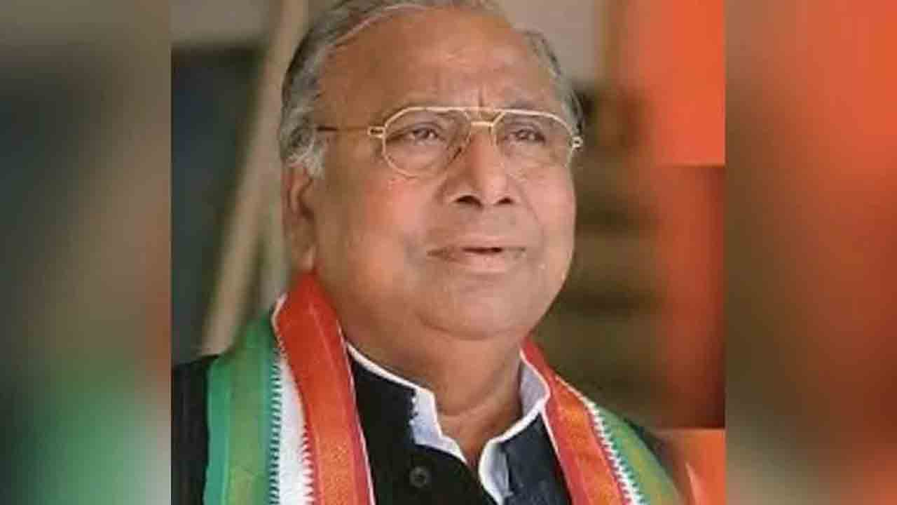 కాంగ్రెస్ సీనియర్ నేత వీహెచ్‌పై రాళ్ల దాడి.. కారు ధ్వంసం