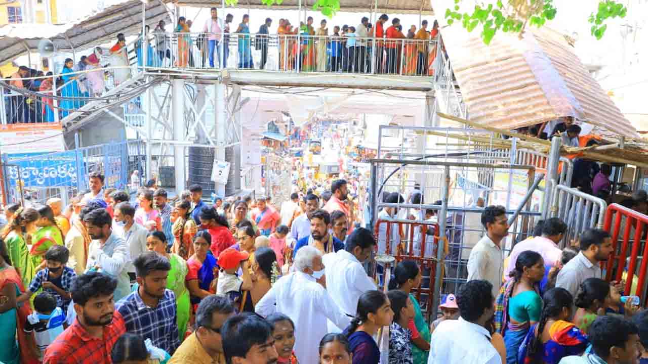 వేములవాడ రాజన్న ఆలయంలో భక్తుల రద్దీ