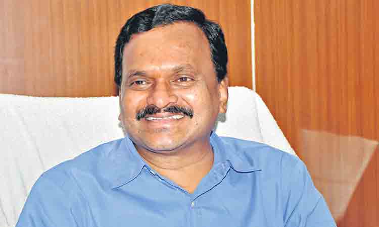 మాజీ కలెక్టర్‌, ఎమ్మెల్సీ వెంకట్రామిరెడ్డికి హైకోర్టులో ఊరట