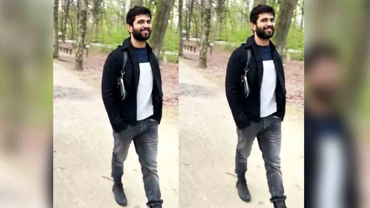 Vijay Deverakonda | ఫ్రెష్ లుక్‌..లాంగ్ వాక్‌లో విజ‌య్‌దేవ‌ర‌కొండ‌..వీడియో