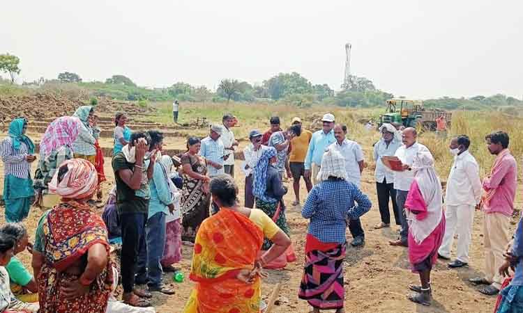 రోజూ 150 మందికి పని కల్పించాలి