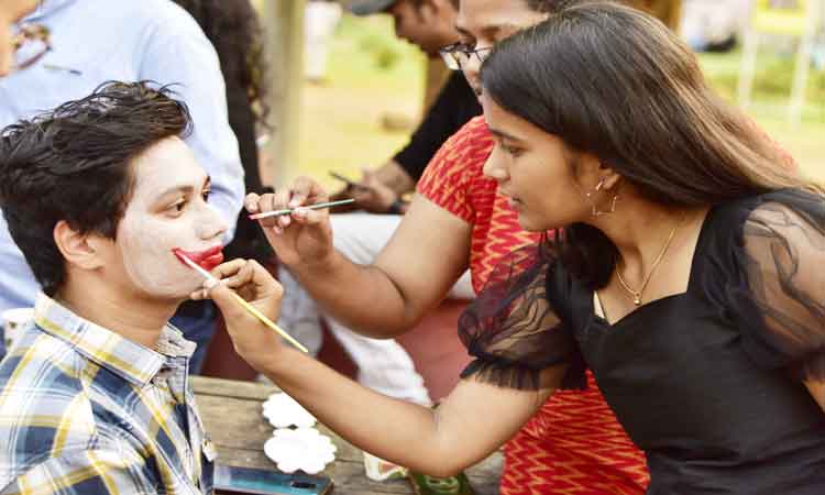 ఆరంభం అదరహో..