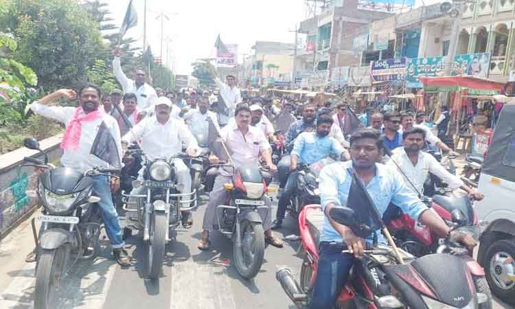 ధాన్యం కోసం రోడ్డెక్కి రణం