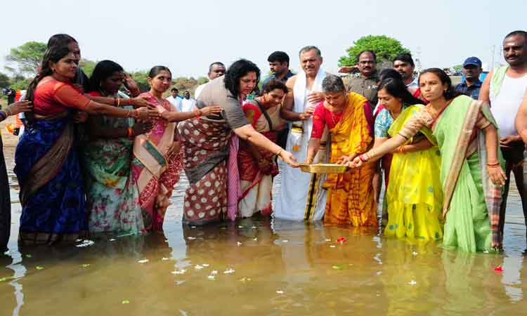 తొమ్మిదో రోజు 40 వేల మంది పుణ్యస్నానాలు