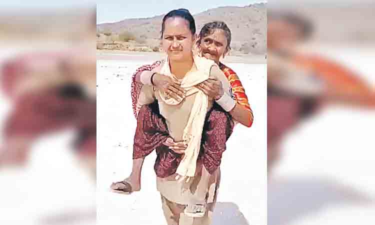 ఎడారిలో మహిళా కానిస్టేబుల్‌ సాహసం