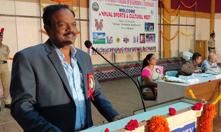 విద్యార్థులు పుస్తకాలకే పరిమితం కావొద్దు