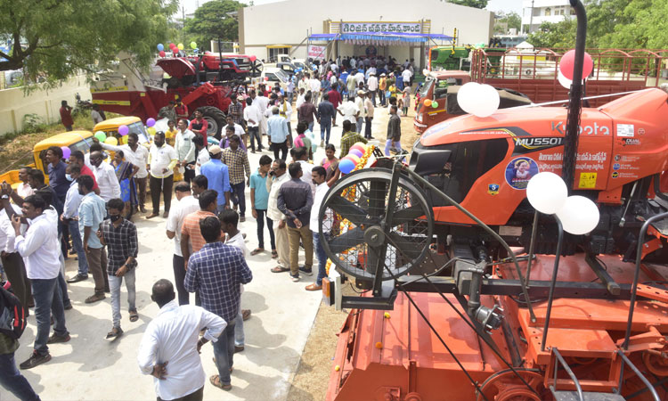 దళితబంధు పండుగ రూ.3.82కోట్లతో 42 యూనిట్ల పంపిణీ