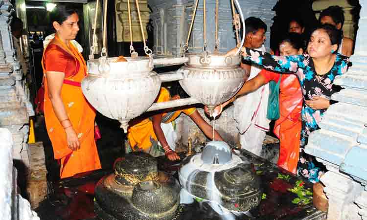 త్రివేణి తీరం భక్తజన హారం