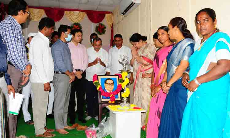 దళితులు ఓనర్లు కావాలి