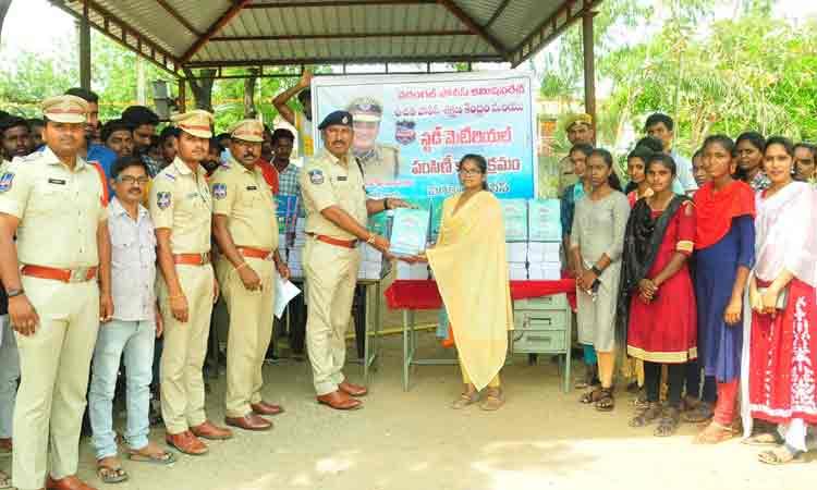 లక్ష్యంతో ముందుకు సాగాలి