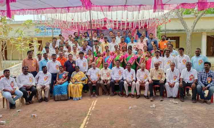 విద్యార్థుల అపూర్వ సమ్మేళనం