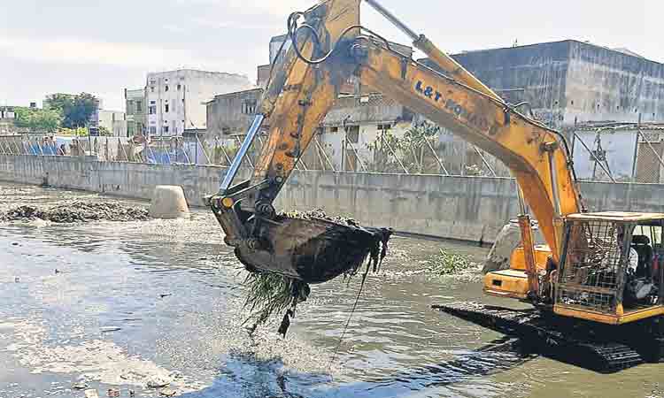 పూడికతీసి.. వ్యర్థాలు ఏరి.!