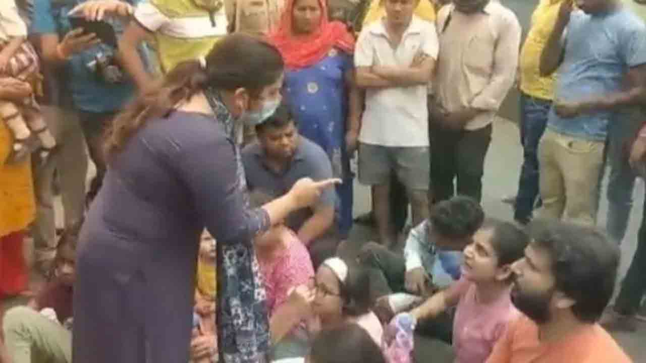 ‘చెప్పింది చాలు నోరు ముయ్యి’… చనిపోయిన బాలుడి తల్లిపై అధికారిణి అరుపులు