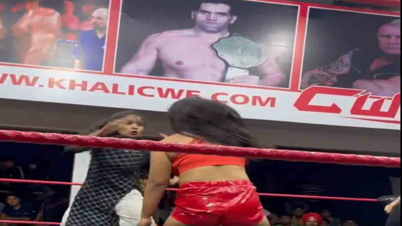 Viral Video: రెజ్లింగ్‌ బరిలోకి దూకిన మహిళ… మహిళా రెజ్లర్లకు పంచులిచ్చి హంగామా