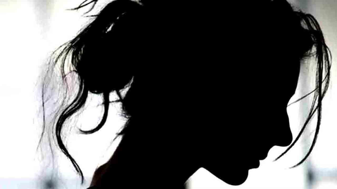 రూ. 5 లక్ష‌లు ఇవ్వాలి.. లేదంటే ఆ వీడియోలు వైర‌ల్ చేస్తా..