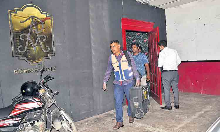 సభ్యత్వం తీసుకుని.. గుట్టు విప్పారు..!