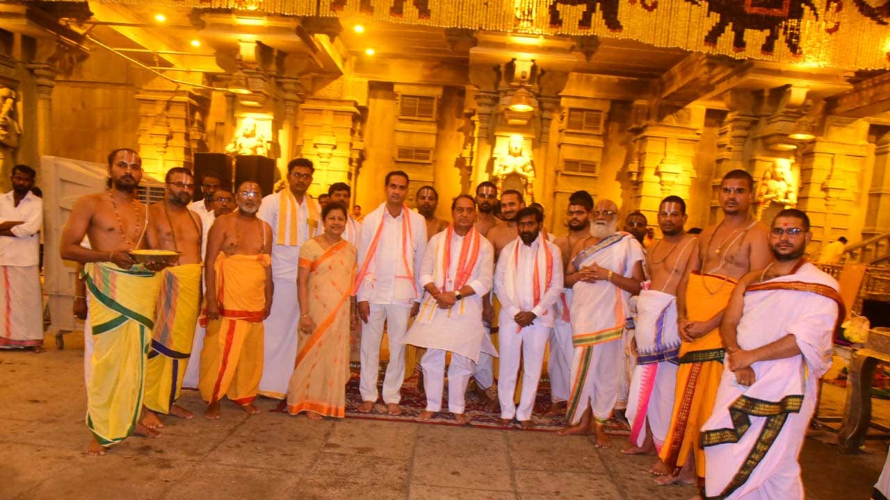 యాదాద్రి లక్ష్మీనరసింహస్వామిని దర్శించుకున్న మంత్రులు