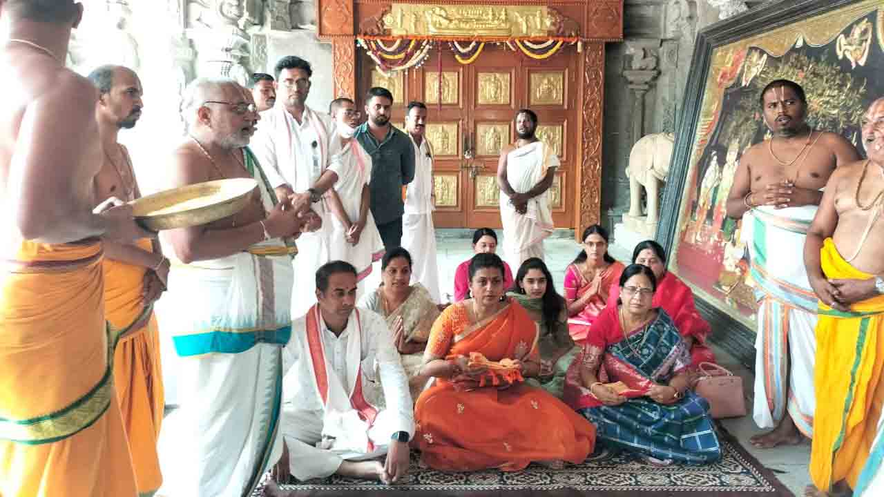 యాదాద్రి శ్రీ ల‌క్ష్మీ నార‌సింహ స్వామిని ద‌ర్శించుకున్న ఎమ్మెల్యే రోజా