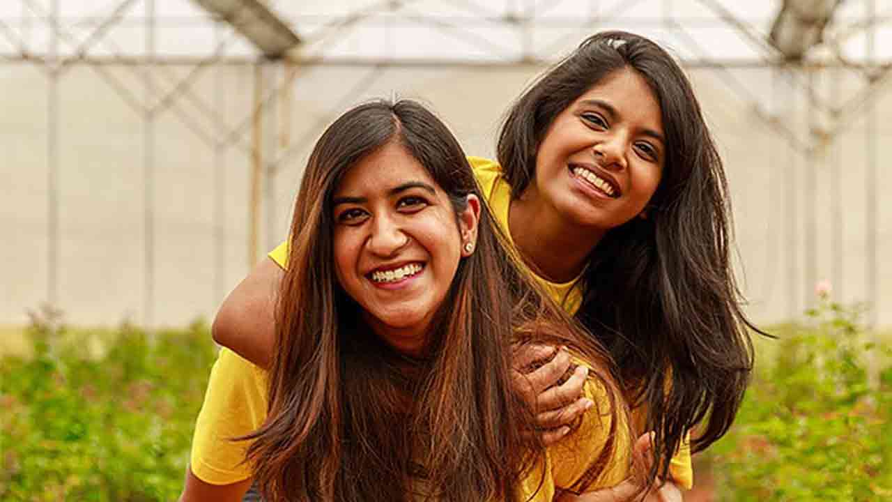 వాడని పూలే వ్యాపారం.. అద‌ర‌గొడుతున్న అక్కాచెల్లెళ్లు