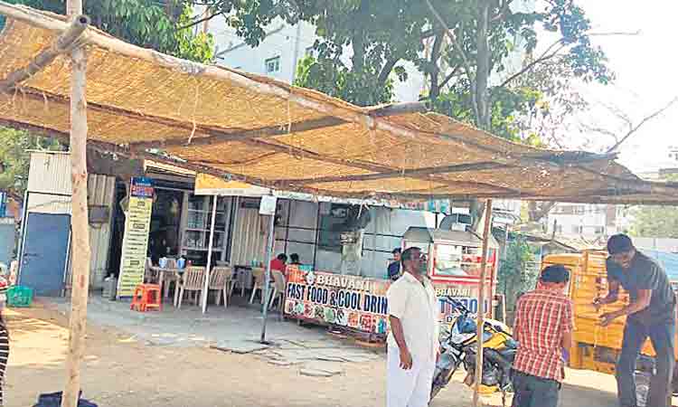 బస్టాపులు లేనిచోట్ల చలువ పందిళ్లు