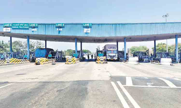 టోల్‌ తీస్తున్నారు ..