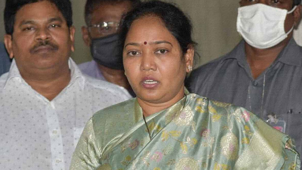 ‘చిన్న ఎమోష‌న్ అంతే’.. అల‌క‌వీడిన ఏపీ మాజీ మంత్రి సుచ‌రిత