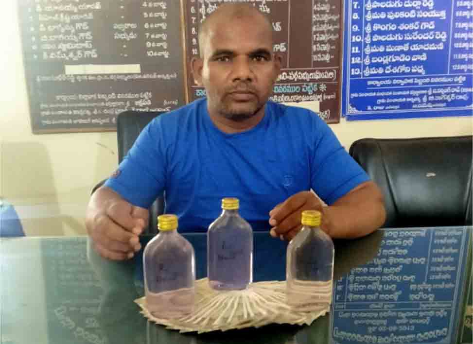 రూ. 10 వేలు లంచం తీసుకుంటు ఏసీబీకి చిక్కిన బిల్ కలెక్టర్