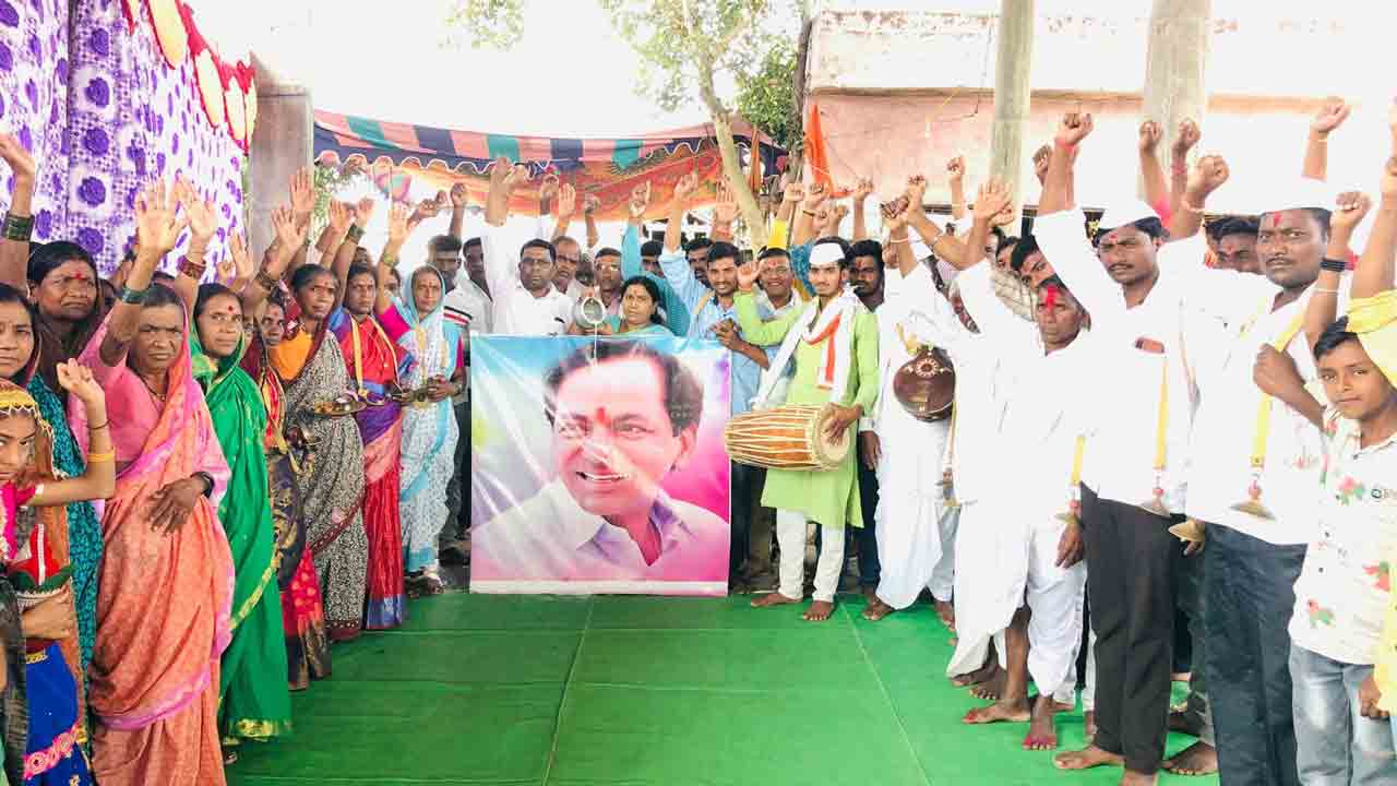 సీఎం కేసీఆర్ చిత్రపటానికి పాలాభిషేకం