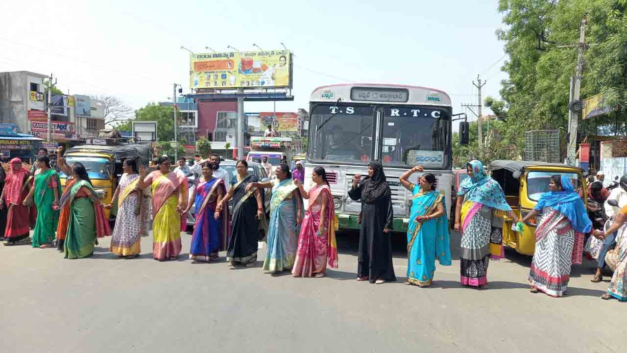 మహిళా ఎస్‌ఐపై బీజేపీ నేత అనుచిత వ్యాఖ్యలు..చర్యలు తీసుకోవాలని మహిళా సంఘాల ఆందోళన