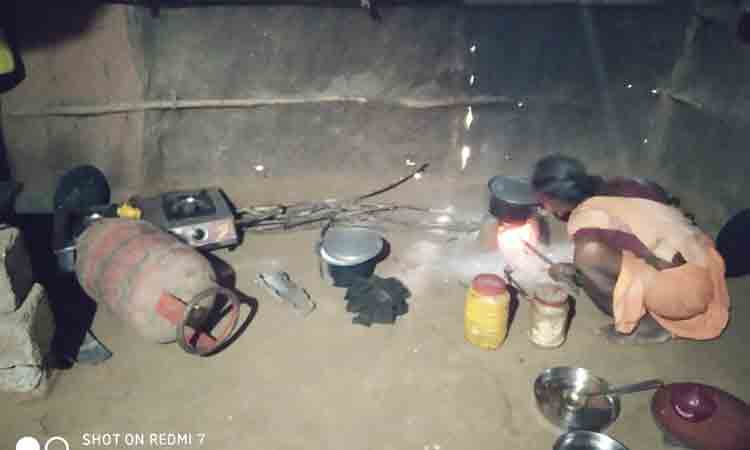 సిలిండర్‌ కొనలేక..కట్టెల పొయ్యిని ఆశ్రయిస్తూ..