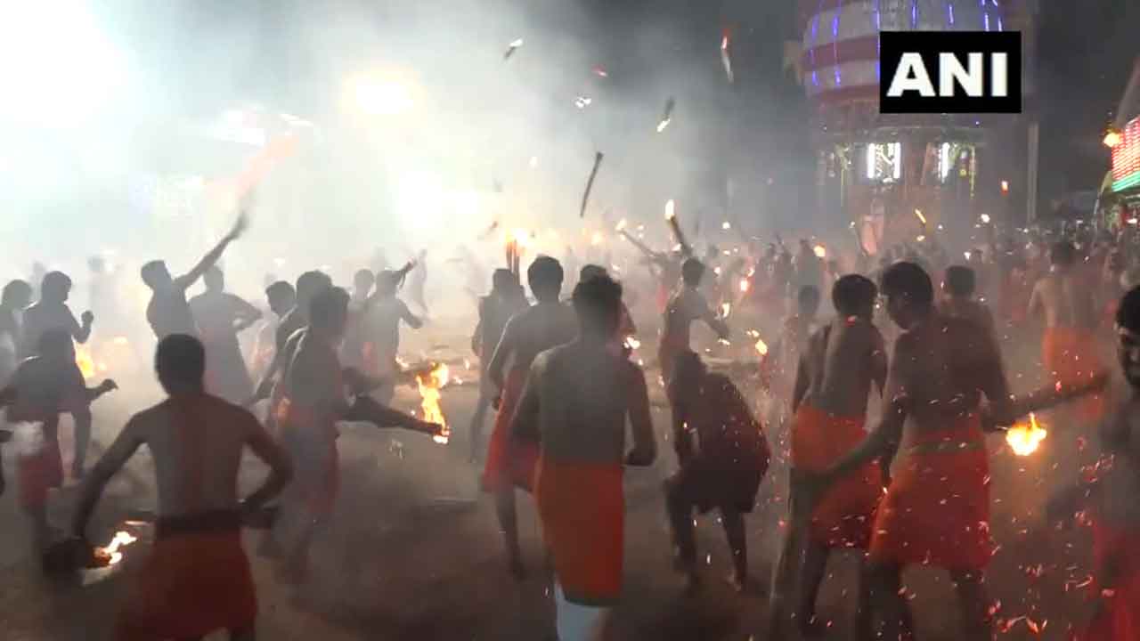 ‘అగ్ని ఖేళి’ ఆడిన దుర్గాదేవి భ‌క్తులు.. వీడియో