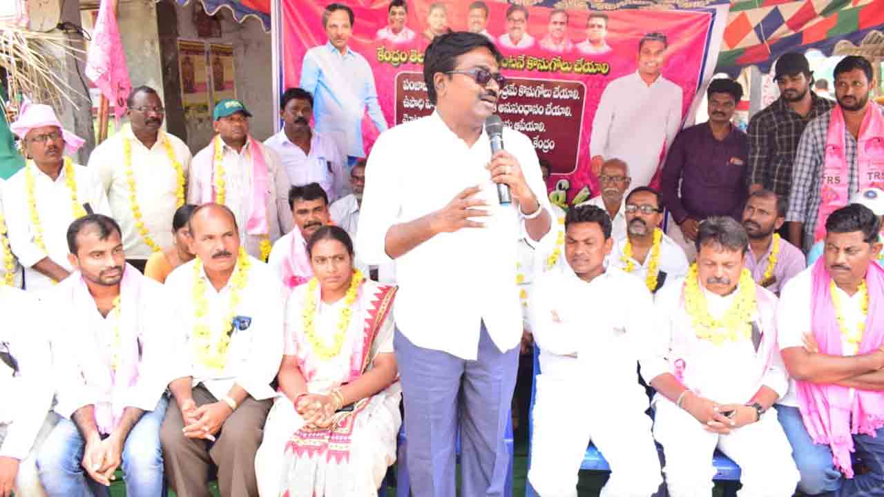 కేంద్రం మెడలు వంచైనా ధాన్యం కొనిపిస్తాం : మంత్రి పువ్వాడ