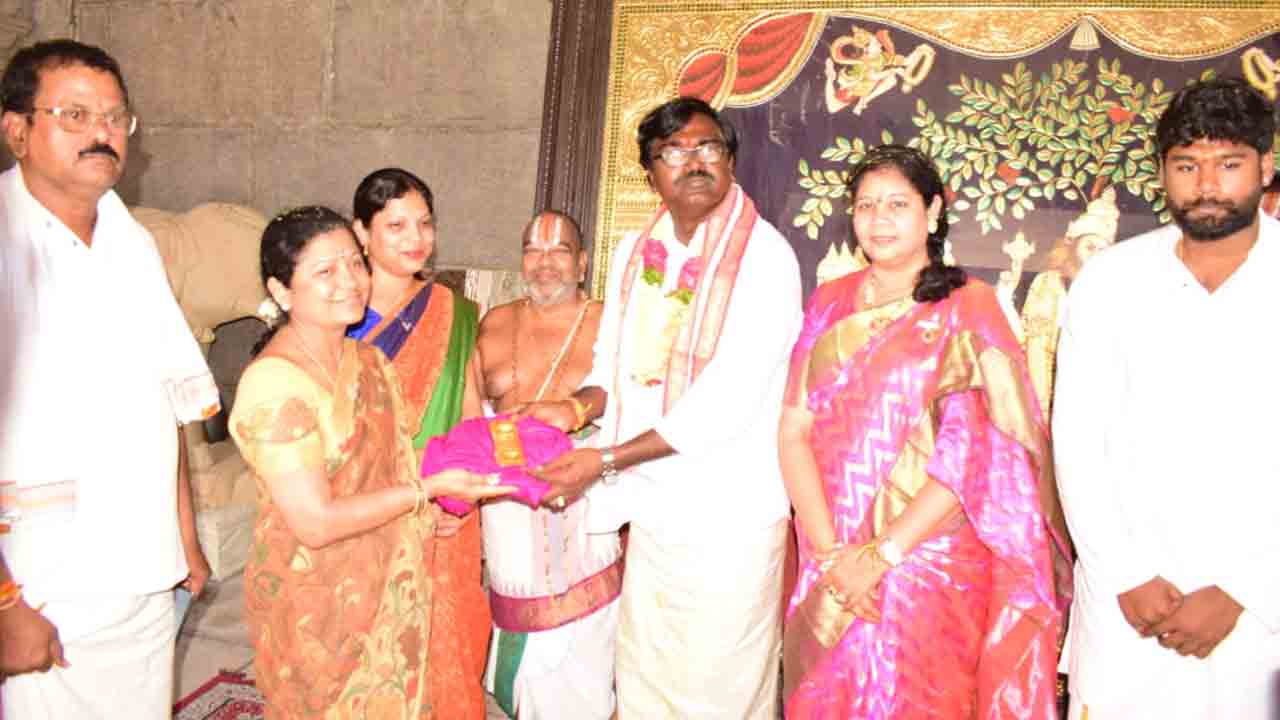 Yadadri temple | ఆలయ స్వర్ణ తాపడానికి మంత్రి పువ్వాడ కిలో బంగారం విరాళం