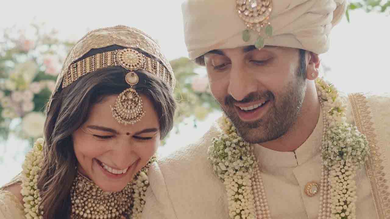 Alia-Ranbhir wedding | వివాహా బంధంతో ఒక్క‌టైన జంట‌.. వైర‌ల్ అవుతున్న ఫోటోలు