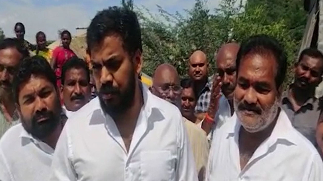 ఎమ్మెల్యే కోటంరెడ్డితో భేటీ అయిన మాజీ మంత్రి అనిల్ యాదవ్