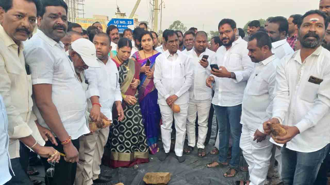 రూ. 1.76 కోట్లతో  సీసీ రోడ్డు పనులను ప్రారంభించిన ఎమ్మెల్యే అంజయ్య యాదవ్‌