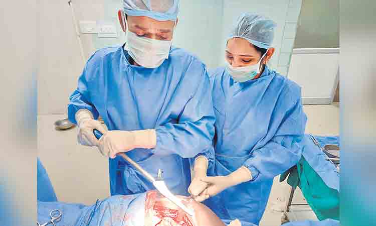 గాంధీలో ఒకేరోజు ముగ్గురికి ‘మోకాలు మార్పిడి’