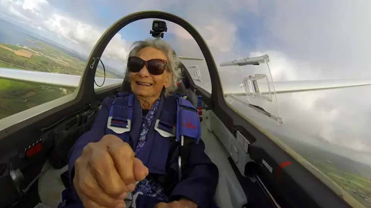 Viral video: రెండో ప్ర‌పంచ‌యుద్ధంలో పాల్గొన్న 99 ఏళ్ల వృద్దురాలు గ్లైడ‌ర్ న‌డిపింది..! ఎందుకంటే?